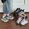 Zapatillas infantiles 2026 otoño nuevo estilo botón giratorio para niños zapatos de exterior tipo papá zapatillas de correr zapatillas casuales para niñas