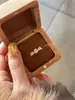 Anel Vintage Usado Orelha de Trigo Escovado Dourado High-End Luxo Leve Exquisito Strass Anel Aberto para Dedo Indicador Joia de Mão