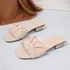 Sandálias plissadas de salto baixo femininas plus size transfronteiriças 2026 nova moda primavera sandálias de bico quadrado de salto quadrado atacado