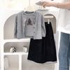 Conjunto de Niña 2026 Otoño Nuevo Elegante Cárdigan de Punto Chaleco Pantalones de Lunares Versátiles Conjunto de Tres Piezas Primavera y Otoño