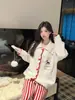 Pijama de medio forro polar para otoño e invierno para mujer, engrosado y cálido, con un elegante diseño de cárdigan, que ofrece una sensación lujosa y puede usarse como ropa exterior, lo que los convierte en ropa de estar cómoda y suave.