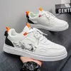 Tênis casuais de couro respirável novos para primavera e outono masculinos, sapatos brancos versáteis, tênis esportivos casuais para estudantes