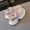 Tênis Esportivos Infantis para Meninas Primavera/Verão 2026, Novos Tênis de Corrida de Verão com Design Vazado para Meninos Mais Velhos, Sapatos de Malha