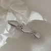 Accesorios únicos para el cabello para uso diario: Pinzas para el cabello de cuero plateado, pinzas para el cabello florales, versátiles y de alta gama, pasadores para flequillo estilo dulce y fresco