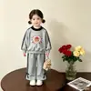 Conjunto outono/inverno doce e estiloso estilo coreano para meninas, apresentando um top com forro de fleece e uma moletom de manga longa da moda combinados com calças de perna larga - um conjunto de duas peças fashion