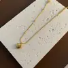 Colar de aço de titânio Golden Love feminino, estilo frio, elegante, corrente de clavícula, design de nicho, simples, combinando com a corrente