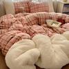 Conjunto de Cuatro Piezas de Terciopelo de Leche a Cuadros Retro para Otoño e Invierno, Funda de Edredón de Cachemira Coral, Sábanas con Forro Polar, Cálido y Antiestático, Tres