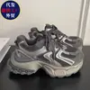 Tênis femininos dad shoes de sola grossa, novos tênis brancos versáteis de primavera 2026, sapatos esportivos casuais populares que aumentam a altura para mulheres