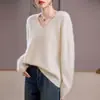 Nuevo modelo de otoño temprano para mujer, camiseta básica de punto ajustada hecha de mezcla de lana de oveja, cachemira de cabra y seda con cuello en V cepillado