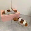 Pantuflas Tejidas Miu Home para Mujer 2025 Verano Nuevos Planos de Punta Redonda Sandalias de Velcro para Usar Afuera Chanclas Casuales de Playa