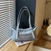 Bolso pequeño popular transfronterizo con remaches para mujer, nuevo bolso cuadrado pequeño de moda versátil 2026 para el hombro, bolso de hombro retro para commuting