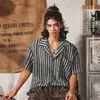 Camisa Masculina de Verão Listrada Retro Japonesa Manga Curta Tendência Solta Casual com Recortes Gola Padre Meia-Manga