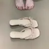 Sandalias de moda 2026, de punta cuadrada, tacón bajo, estilo francés, con diseño de una sola tira y detalle de lazo, perfectas para combinar con vestidos en verano; sandalias de tacón grueso