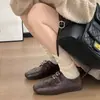 Sapatos Oxford estilo britânico para mulheres, novo modelo outono 2026, couro macio, tira dupla com fivela, bico redondo vazado, sapatos planos de couro versáteis