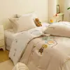 Conjunto de Cuatro Piezas Elefantito Niebla Rosa 100% Algodón Cepillado, Funda Nórdica Bordada con Toalla de Algodón Puro, Sábana Ajustable, Sábana Plana, Juego de Cama de Tres Piezas