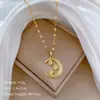 Aço Titânio Flor de Lis Full Diamond Leve Luxo Temperamento Deslumbrante Colar Full Diamond para Mulheres Corrente de Clavícula Versátil Corrente de Aço Titânio