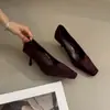 Zapatos de tacón alto tipo stiletto de punta cuadrada pequeña retro simples para mujer 2026 Otoño Nuevos Mocasines Elegantes de Gamuza para el Trabajo