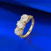 Transmisión en vivo de Mu Jing del nuevo anillo de tres piedras redondas S925 de plata con Moissanita color D chapado en oro con diseño tallado vintage en estilo europeo y americano