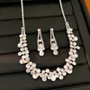 Set de pendientes colgantes y collar con forma de lágrima tachonados de diamantes vintage, accesorios de estilo corte retro, que exudan una sensación de lujo ligero y alta gama