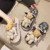Pantuflas lindas de oso de suela gruesa para mujer para usar fuera de la playa Zapatos de playa 2024 Verano Nuevo Lienzo Medio Slip Zapatos Fufu