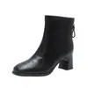 Botas de Couro Versáteis Femininas Outono Inverno Cano Curto Bico Quadrado Novo 2026 Botas Fashion Zíper Traseiro Salto Bloco Moda Retrô Médio