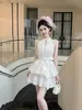 Vestido Rosa de Cuello Halter con Collar de Perlas y Parches de Malla, Corto y Esponjoso, Estilo Socialité Suave y Elegante Vestido para Cita