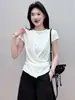 Top de punto de seda helada de manga corta con cuello redondo irregular para mujer 2026 Verano Nuevo Elegante Chic Sentido del Diseño Top que ciñe la cintura