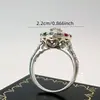 Anillo de estilo europeo redondo con piedra principal de ópalo arcoíris totalmente incrustado, banda de anillo de joyería de mano de múltiples capas circundantes incrustadas con circón de colores, anillo para el dedo índice