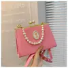 Comércio Exterior Atacado Bolsas Femininas, Novos Modelos Populares Deste Ano, Bolsas Quadradas Pequenas de Pérolas Moda Transfronteiriça Europeia e Americana, Bolsas de Mão Transversais