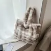 Bolso tote de felpa de gran capacidad para mujer, nueva colección otoño 2026, elegante bolso de hombro, lindo bolso peludo para debajo del brazo