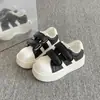 Zapatos de suela gruesa con cabeza de concha para mujer, con velcro, zapatos blancos, zapatos casuales, zapatos para mujer, nuevos de primavera 2026, zapatos de entrenamiento alemanes para aumentar la altura