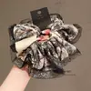 2026 Nuevo Scrunchie de Satén Negro para Mujer Diadema con Acabado de Alta Gama Diadema para Cola de Caballo Baja Elegante Flor para el Cabello Estilo Perezoso