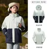 Tmall con el mismo estilo ropa de montaña impermeable a prueba de viento desmontable tres en uno para mujer otoño e invierno abrigo hombre