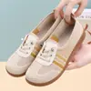 Sapatos femininos de calçar estilo Pequim antigo, respiráveis, confortáveis, leves, antiderrapantes, resistentes ao desgaste, adequados para mães, sapatos brancos para primavera e verão, para meia-idade e idosos