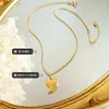 Collar con colgante de corazón de melocotón y cadena de clavícula de acero de titanio y oro de 18 quilates.