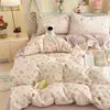 Juego de ropa de cama de cuatro piezas estilo pastoral con estampado floral de gasa de doble capa de algodón puro sábana de algodón con estampado de dibujos animados funda de edredón se puede dormir en ropa interior ropa de cama