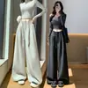 Foto real de traje de mujer de alta gama con caída, pantalones de pierna ancha, colección otoño 2026, con diseño de cintura de corbata, tiro alto, adelgazante, pierna recta, pantalones hasta el suelo