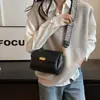 Bolso pequeño cuadrado retro muy elegante para mujer, nuevo modelo de otoño 2026, bolso cruzado sencillo con correa ancha al hombro, bolso de hombro moderno y único