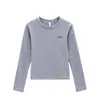 Camiseta de mujer gris de manga larga y cuello redondo, estampado simple de lazo de otoño, corte ajustado, versátil, top de moda, camiseta básica