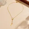Moderna, Sencilla, Versátil Cadena Borla Flor Hueca Chapada en Oro Flor de Concha Blanca Collar de Joyería de Acero Inoxidable