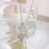 Collar de Trébol de la Suerte para Mujer, Lujo Ligero, Sensación de Alta Gama, Cadena para Clavícula de Flor Roja con Diamantes Completos, Joyería Versátil de Moda al por Mayor