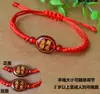 No ser nadie. Una Cuerda Roja Envía Pulseras a los Estudiantes en Cada Examen de Admisión Universitaria