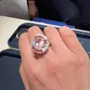 Anillo de diamante ovalado rosa estilo palacio iridiscente dorado, diseño de nicho de moda, artesanía exquisita, anillo de dedo índice de lujo ligero