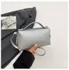 Nova bolsa de ombro versátil de moda coreana e japonesa para mulheres, adequada para o trabalho e para o trajeto diário, com um design único, bolsa de mão quadrada pequena com grande capacidade