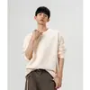 Camiseta de manga comprida estilo americano para homens, top com decote V, camisa básica de gola redonda com caimento solto, textura casual, adequada para o outono