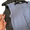 Camiseta sin mangas tipo Henley de verano atmosférica con múltiples botones
