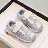 Sapatos casuais da moda e versáteis para meninas, nova coleção primavera/outono 2026, tênis infantis de velcro, calçados esportivos de tamanho médio a grande, estilo moderno