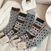 Nuevos Calcetines Altos de Otoño e Invierno Estilo Retro para Mujer Calcetines de Algodón de Doble Aguja y Doble Hilo Estilo Trendy INS Calcetines Apilados Sueltos Fabricante Venta al por Mayor