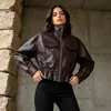 Jaqueta de couro feminina elegante e moderna, novo estilo outono 2026, fashion e única, com gola alta, cor sólida, toque de alta qualidade, casaco de manga comprida