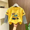 Camiseta infantil de manga comprida, novo estilo 2026, camiseta para meninos, algodão puro, estilosa, pode ser usada como camada externa, blusa falsa de duas peças